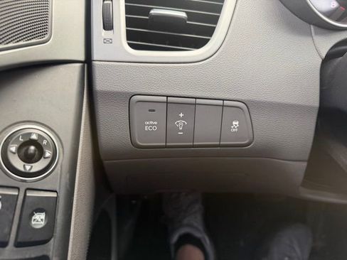 Used 2015 Hyundai Elantra SE image 16