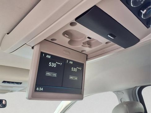 Used 2016 Chrysler Town & Country Touring w/ Driver Convenience Group FWD image 18
