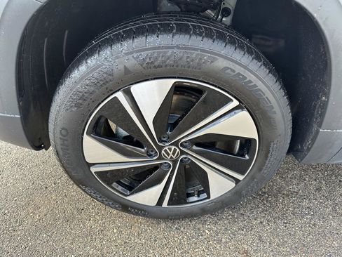 Used 2025 Volkswagen Taos SE image 11