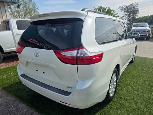Used 2017 Toyota Sienna XLE w/ XLE Navigation Package image 12