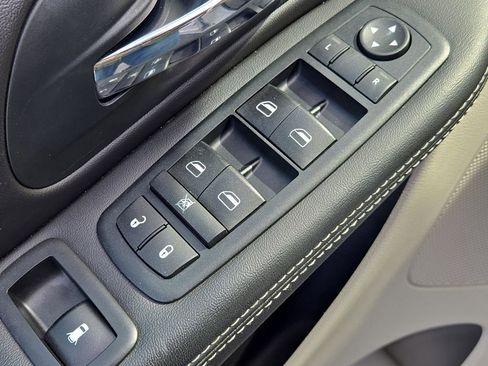 Used 2011 Chrysler Town & Country Touring-L image 16