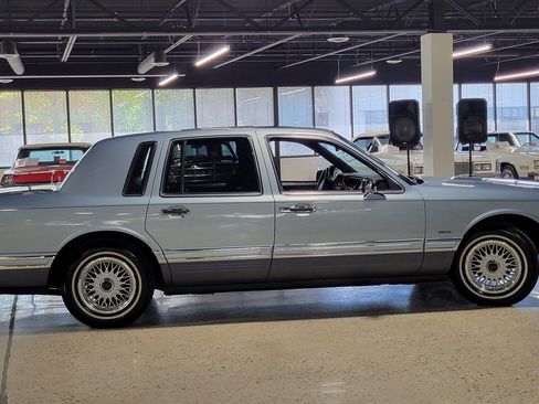 Used 1993 Lincoln Town Car Signature RWD image 37