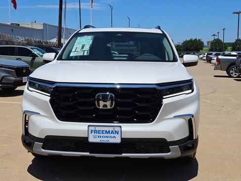 New 2025 Honda Pilot Touring image 2