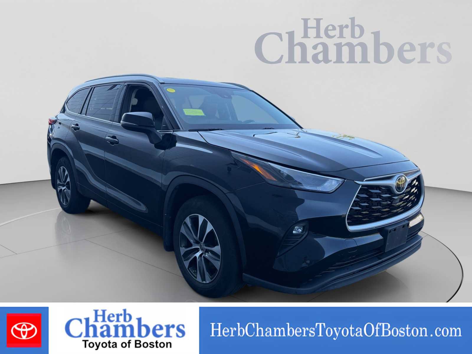Used 2022 Toyota Highlander XLE AWD/4WD image 1