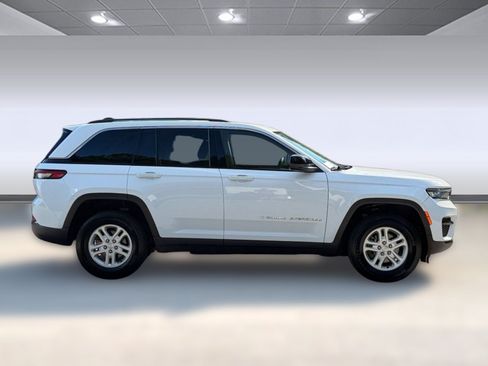 Used 2023 Jeep Grand Cherokee Laredo AWD/4WD image 8