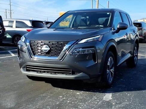 Used 2023 Nissan Rogue SV image 2