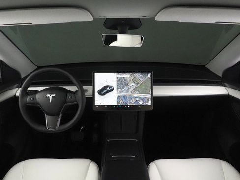 Used 2025 Tesla Model Y Long Range image 3