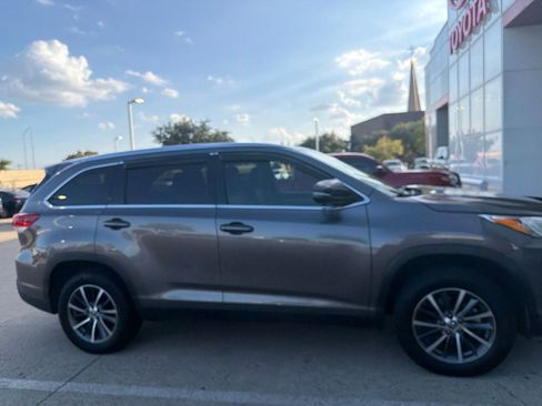 Used 2019 Toyota Highlander XLE FWD image 4