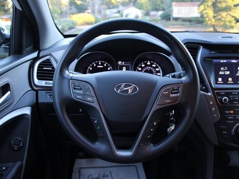 Used 2017 Hyundai Santa Fe SE image 19