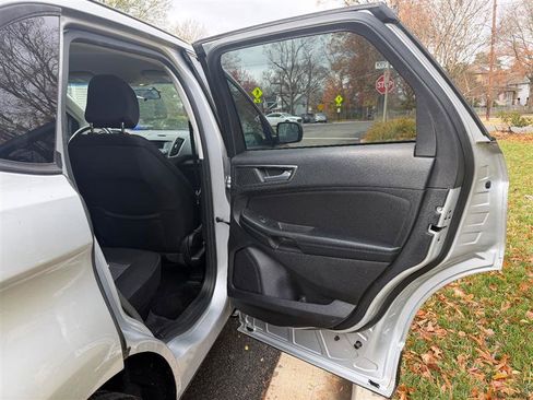 Used 2017 Ford Edge SE image 16