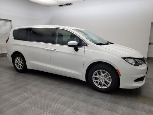 Used 2022 Chrysler Voyager LX FWD image 11