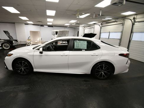 Used 2024 Toyota Camry SE image 4