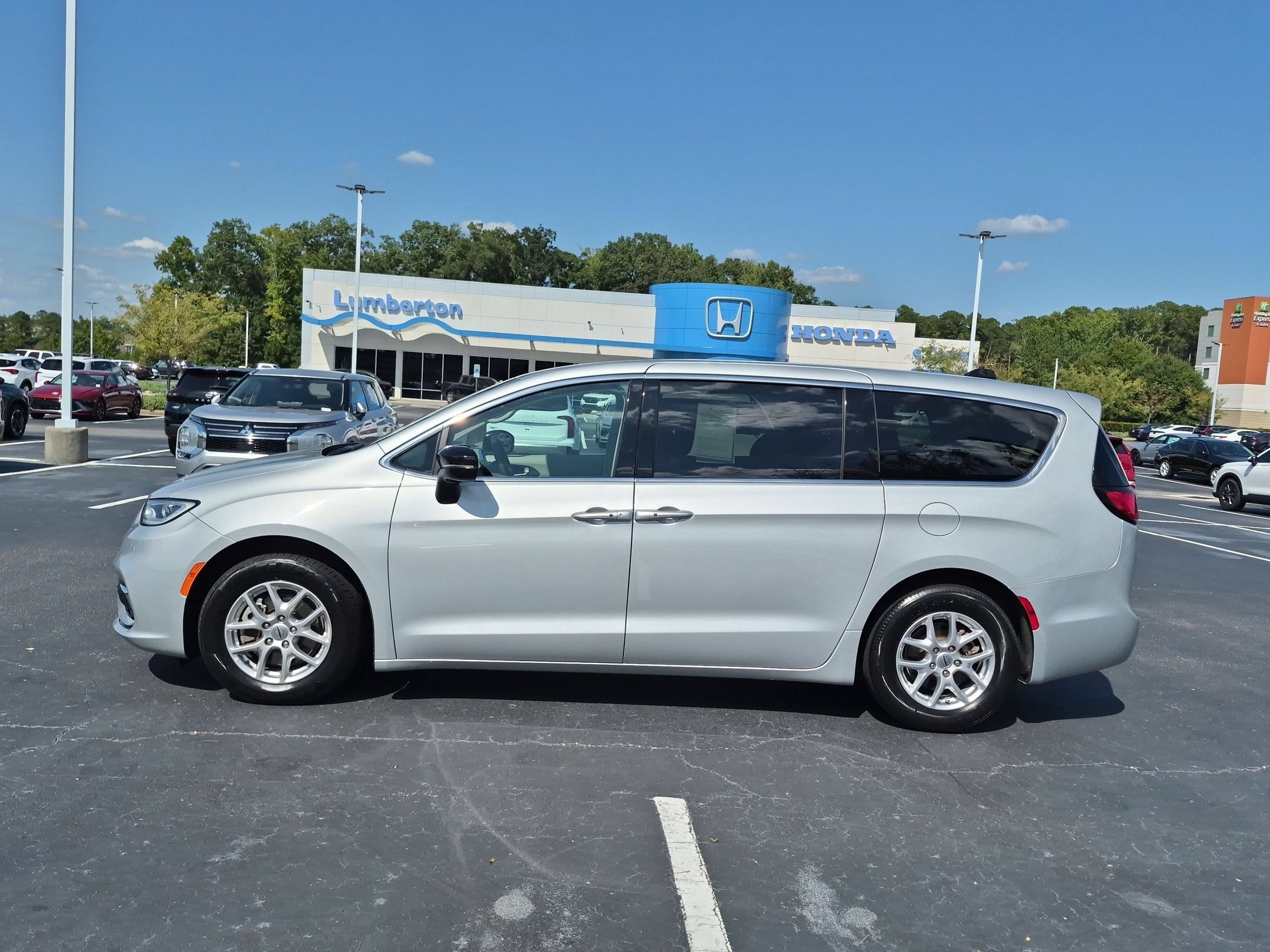 Used 2024 Chrysler Pacifica Touring-L FWD image 6