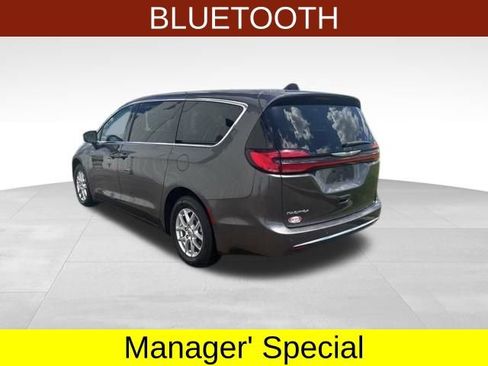 Used 2023 Chrysler Pacifica Touring-L FWD image 5