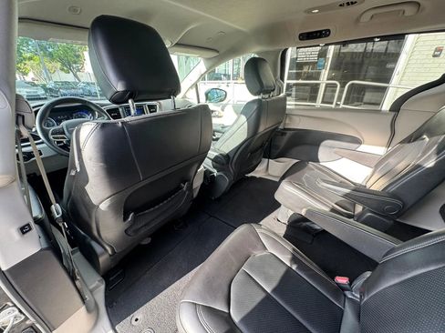 Used 2020 Chrysler Voyager Lxi FWD image 12