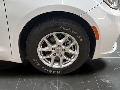 Used 2023 Chrysler Pacifica Touring-L FWD image 26