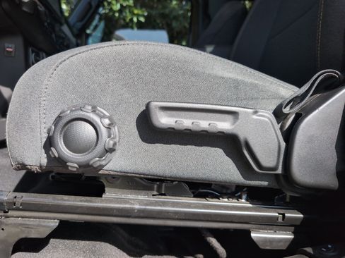 Used 2025 Jeep Gladiator Sport image 17