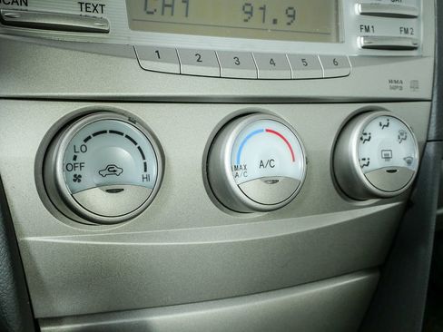 Used 2011 Toyota Camry LE image 18