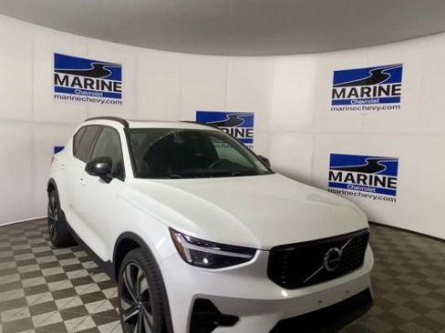 Used 2023 Volvo XC40 B5 Plus image 4