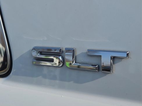 Used 2018 GMC Yukon SLT w/ Premium Edition image 9