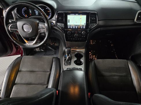 Used 2022 Jeep Grand Cherokee Laredo AWD/4WD image 4