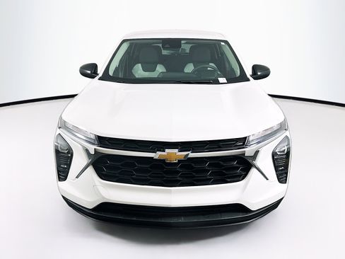 Used 2025 Chevrolet Trax LS image 2