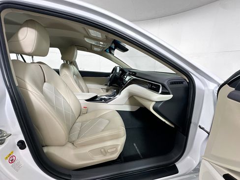 Used 2018 Toyota Camry XLE image 30