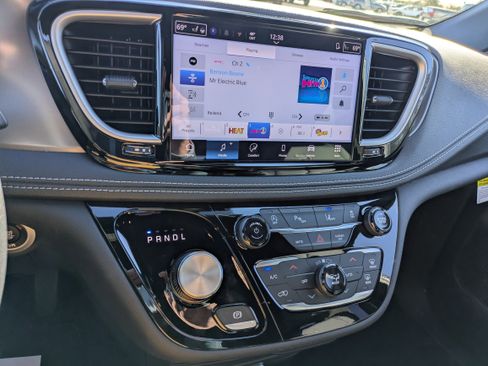 New 2026 Chrysler Pacifica Select image 16