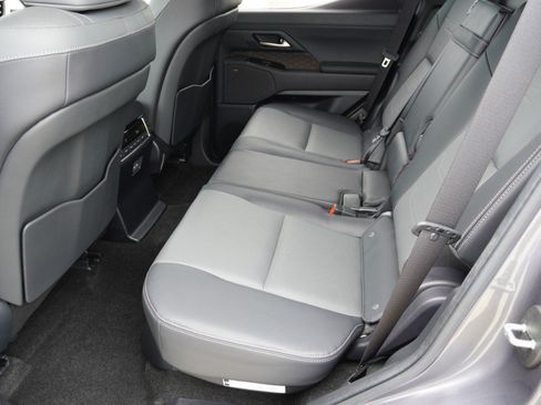 Used 2024 Lexus GX 550 w/ Cold Area Package AWD/4WD image 32