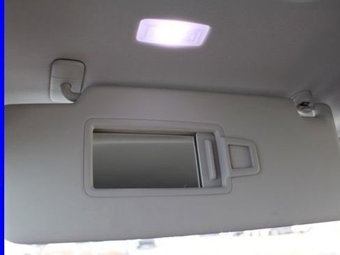 Used 2025 Volkswagen Tiguan SE image 42