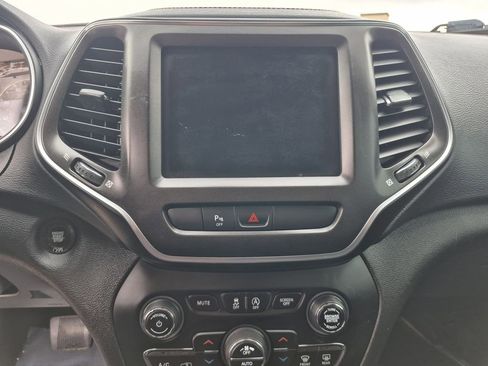 Used 2019 Jeep Cherokee Trailhawk w/ Cold Weather Group image 9