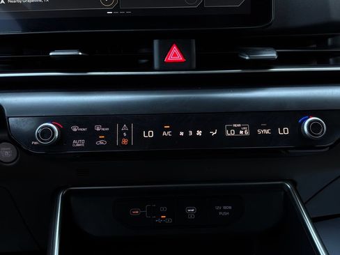 Used 2026 Kia Carnival FWD image 32
