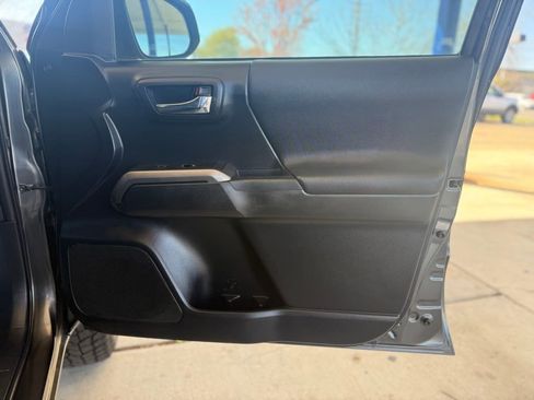 Used 2016 Toyota Tacoma TRD Sport w/ Towing Package image 21