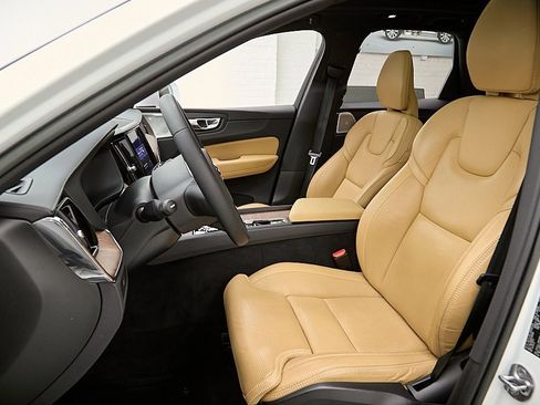 Certified 2023 Volvo XC60 B5 Ultimate w/ Climate Package image 15