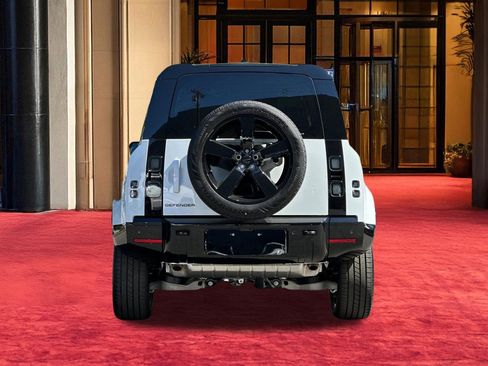 New 2026 Land Rover Defender 110 X-Dynamic SE image 9