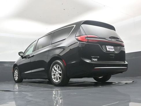 Used 2025 Chrysler Pacifica Select FWD image 42