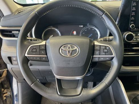 Used 2022 Toyota Highlander XLE AWD/4WD image 17
