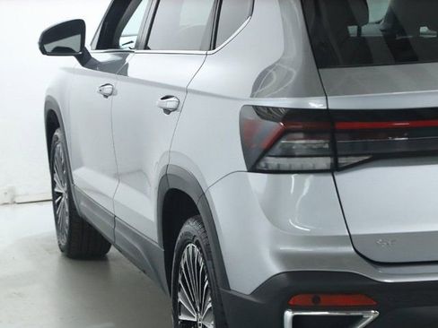 Used 2025 Volkswagen Taos SE FWD image 42