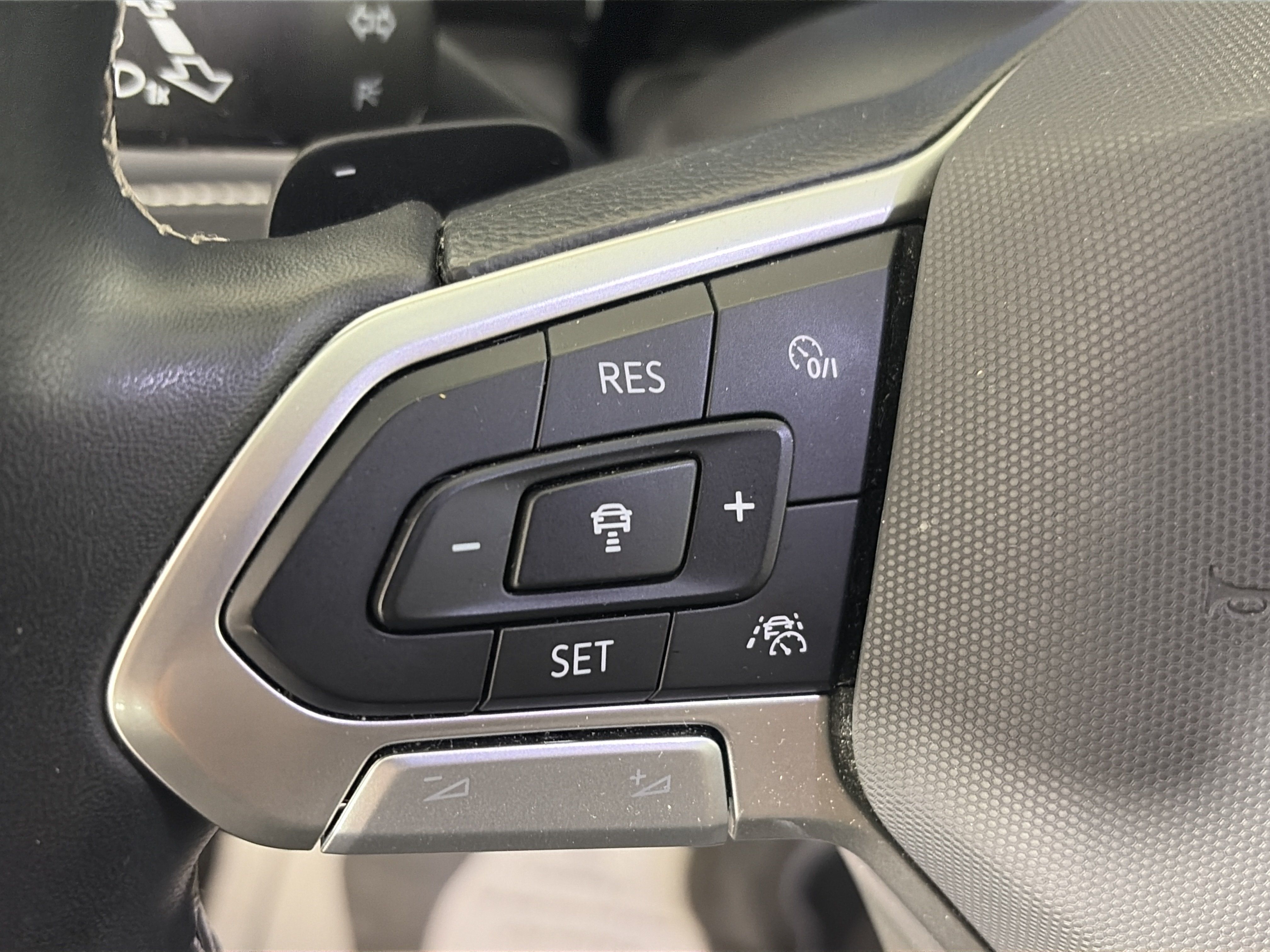 Used 2024 Volkswagen Atlas SE AWD/4WD image 35