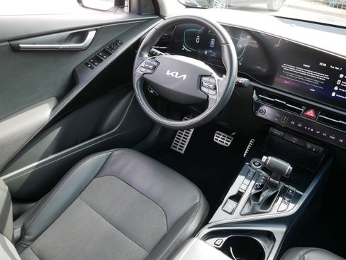Certified 2023 Kia Niro EX Touring image 9