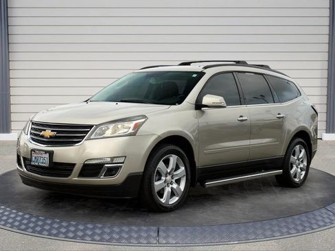 Used 2017 Chevrolet Traverse LT w/ Traveler's Package FWD image 3