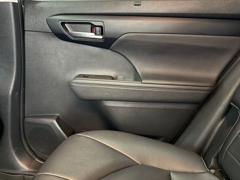 Used 2023 Toyota Highlander XLE FWD image 32