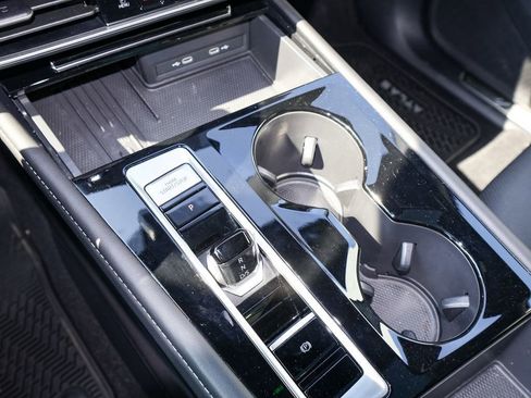 Certified 2025 Volkswagen Atlas Cross Sport SE w/ Panoramic Sunroof Package image 25