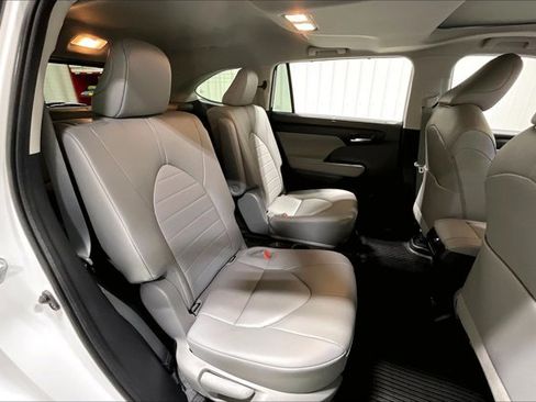 Used 2023 Toyota Highlander XLE AWD/4WD image 27