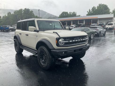 New 2026 Ford Bronco Outer Banks w/ Sasquatch Package AWD/4WD image 3