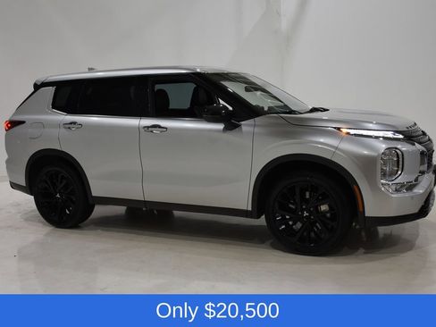 Used 2022 Mitsubishi Outlander SE image 3