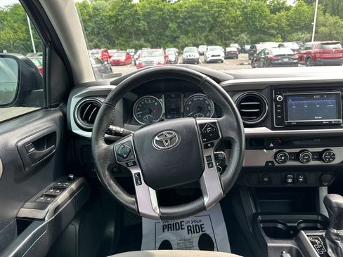Used 2018 Toyota Tacoma SR5 RWD image 18