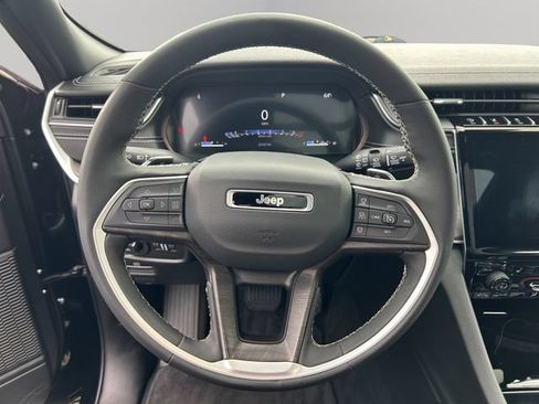 Used 2025 Jeep Grand Cherokee Limited w/ Luxury Tech Group II AWD/4WD image 15