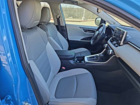 Used 2019 Toyota RAV4 XLE Premium image 28