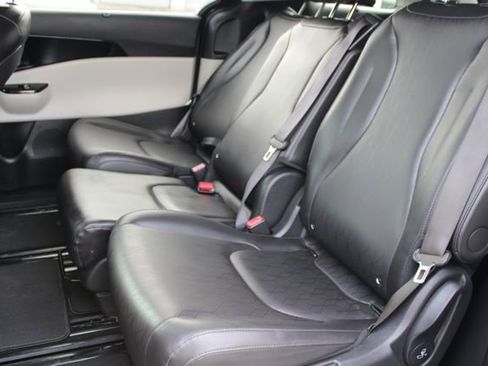 Used 2024 Kia Carnival EX image 35